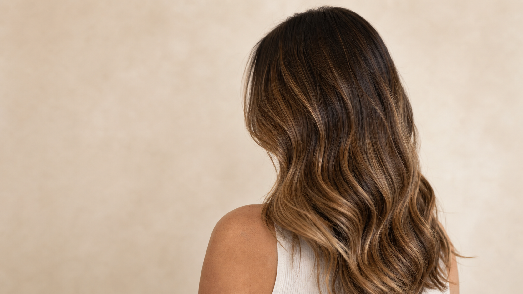 Cabello castaño con transición balayage caramelo suave