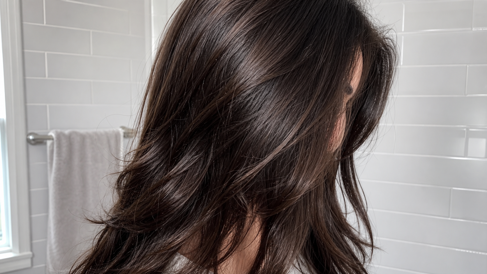 Cabello oscuro con iluminación tonal de bajo contraste bajo luz blanca
