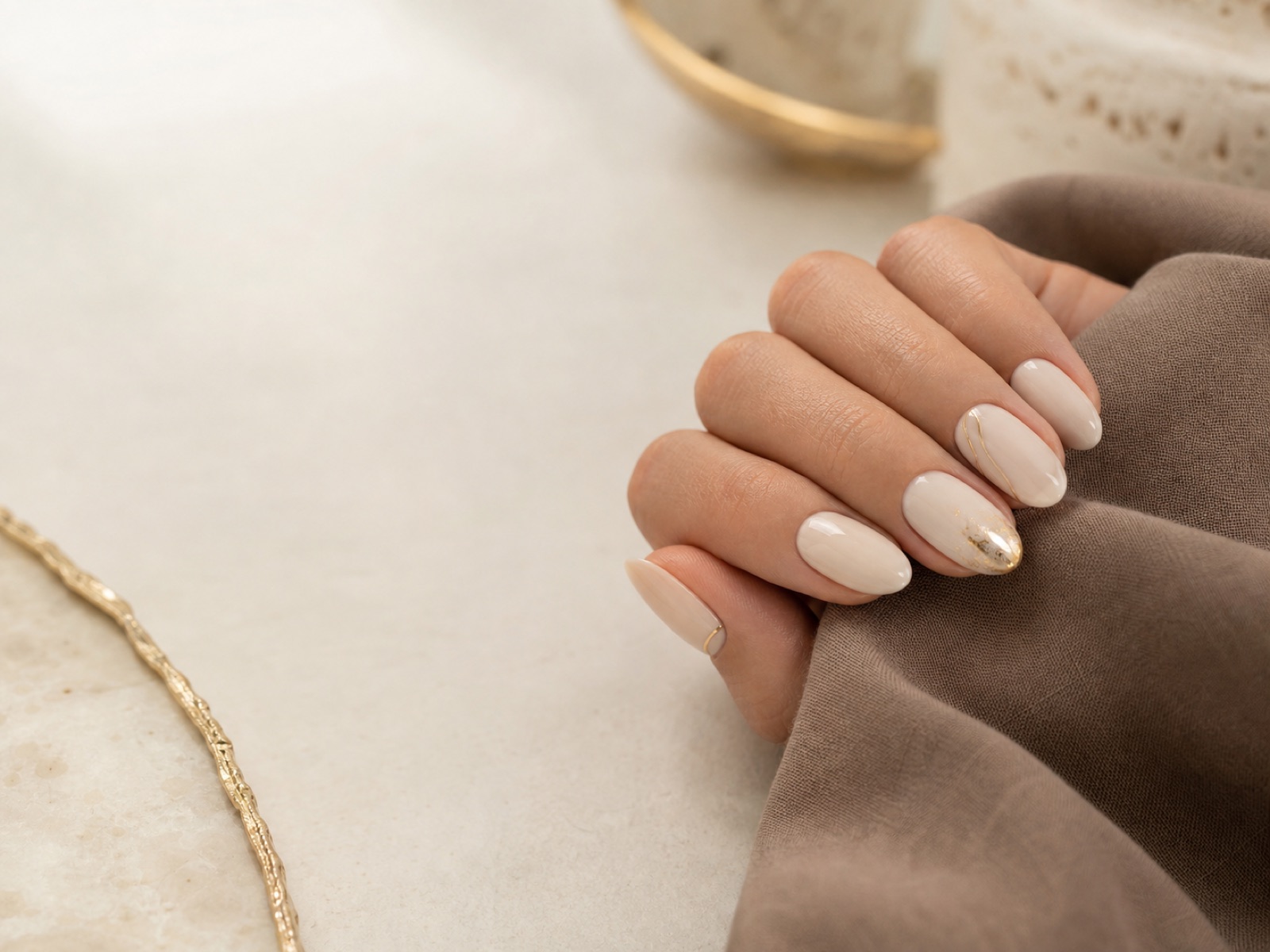 Uñas cortas elegantes con detalles minimalistas dorados